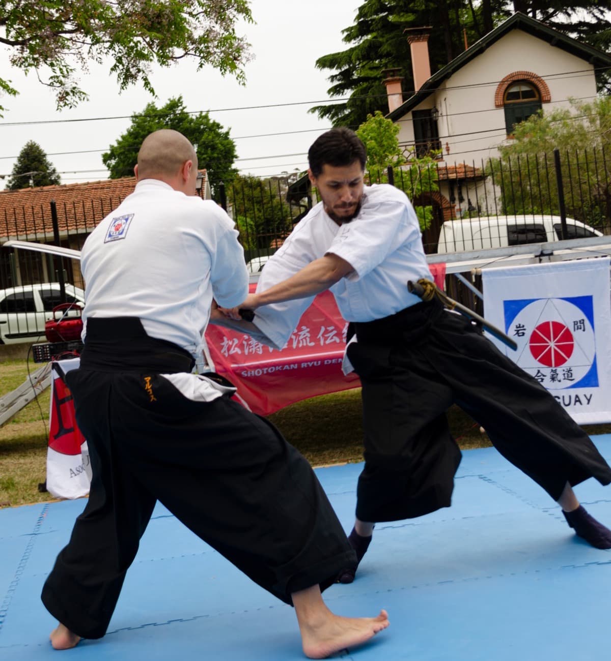 Práctica de kumitachi (bokken) entre alumnos