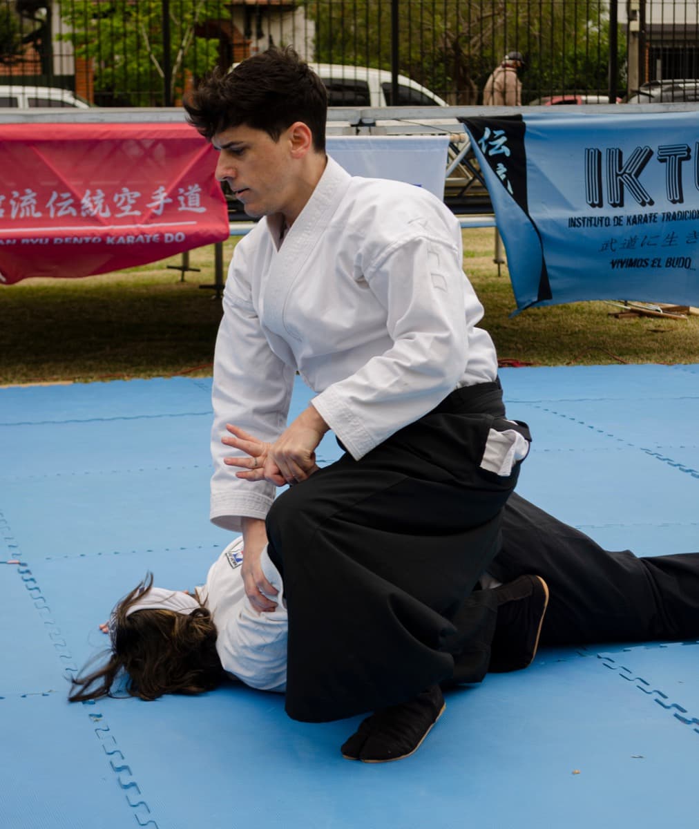 Inmovilización en el tatami durante la práctica de Aikido